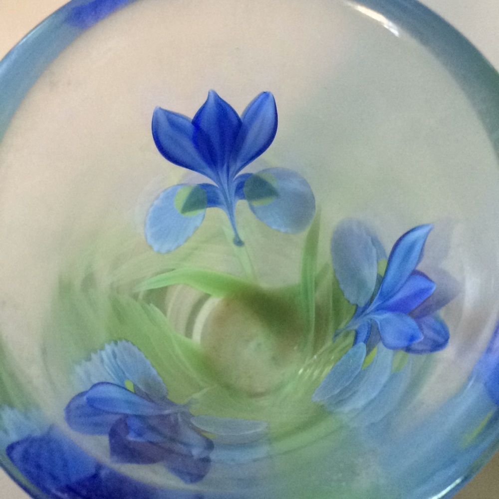 Orient & Flume Fine art glass vase blue iris flowers - Picture 4 of 8